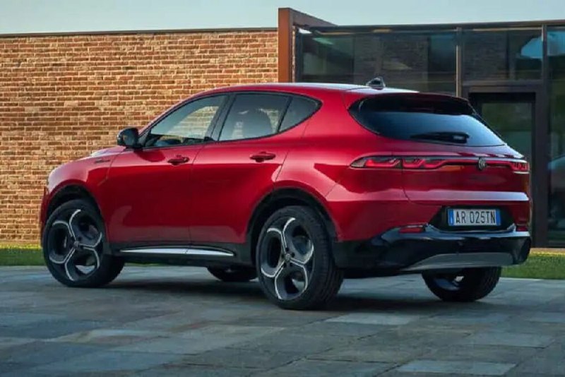 Компания Alfa Romeo обновила кроссовер Tonale 3