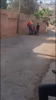 אנשי אמבולנס מנסים לחלץ תינוק פלסטיני שנחנק כתוצאה מירי כוחות הכיבוש פצצות גז לעבר מספר בתים בכפר אל-מוג'יר…
