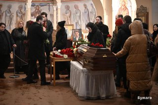 В Петербурге простились с солистом Shortparis Николаем Комягиным. За первый час прощания в Феодоровский собор пришли около 700 человек, сообщает «Бумага».Музыканта похоронят на Смоленском кладбище.