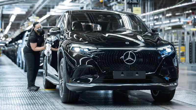 Mercedes-Benz прекращает продажи электрокаров EQE и EQS в США