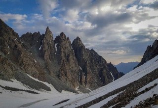 Один из альпинистов, сорвавшихся с пика горы МНР, погиб. Второго доставили в больницу в тяжёлом состоянии.По данным Mash, первый турист скончался на месте от падения с высоты, а его компаньон больше двух часов пролежал с тяжёлыми переломами рядом с телом. 