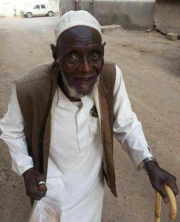 سوالات شرعی فقه شافعی: 🔺این مرد سودانی چهل سال بود که همیشه قبل از اذان برای همه‌ی نمازها در مسجد حاضر می‌شد.ولی بعد از فوت همسرش، از آن ترس دا