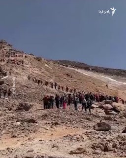 עיתונאי-אזרח פרסם סרטון מהמסלול העמוס של טיפוס על פסגת Damavand ב-29 באוגוסט 1405.