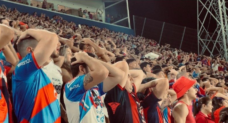 ⚽️Tans Footbali⚽️: هوادارای پاریس تو بازی‌هایی که فران تورس فیکسه هر پنج دقیقه یکبار :@Tans_Footbali