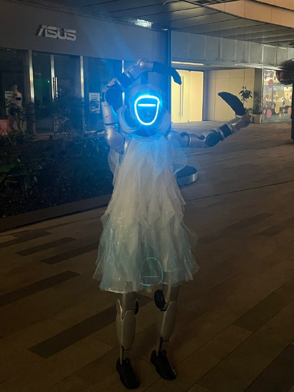 Interesting！偶遇机器人小宝🤖️是个小女孩会跳舞、人脸识别、导览、博物馆讲解、多语言翻译、方言等