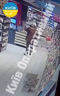 Жертвами стрельбы в Киеве стали два человека, пятеро госпитализированы, сообщил мэр города Кличко.Среди пострадавших ребенок и охранник супермаркета, в который ворвался стрелок. Операция по его задержанию продолжается.