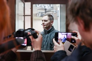 «Только не говорите, что вы делаете это от имени народа. От своего имени вы это делаете». Портрет политика и политзаключенного Максима КругловаМаксим Круглов, 39 лет. Бывший депутат Мосгордумы, политолог, преподаватель, а с недавних пор еще и политзэк. За 