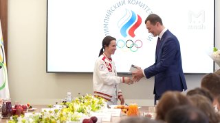 Прошла церемония вручения подарков нашим олимпийцам и паралимпийцам, которые представляли страну на соревнованиях в 2026 году. Стоят счастливые, довольные, показывают пример.В мероприятии также приняли участие крупные компании, например Билайн подарил спор