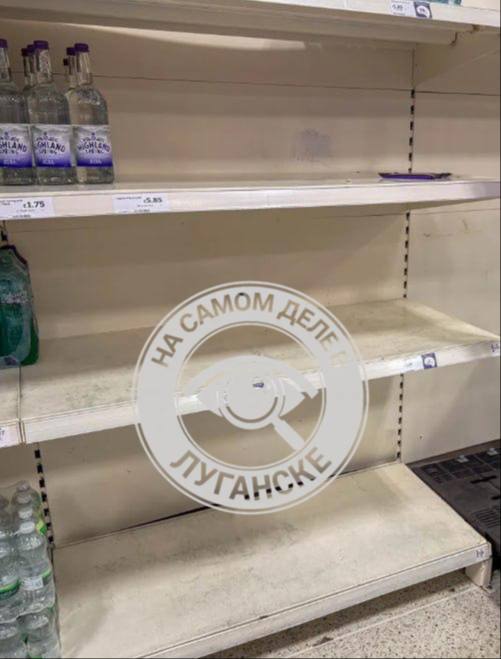 הבריטים קונים בהלה מים, שימורים ונייר טואלט. כפי שמציינים ב"סאן", זה קרה לאחר שהרשויות קראו להם להיערך, בין…