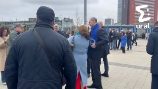 На свердловского губернатора пытались напасть в Екатеринбурге. Паслер фоткался с горожанами у "Екатеринбург Арены", и на него понёсся мужчина в спортивках. Охрана скрутила его в метре от губера.❤️ Если не загружаются видео и фото, наши новости есть в MAX