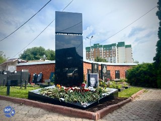 На могиле Алексея Навального на Борисовском кладбище в Москве открыли памятник, сообщает SOTA.