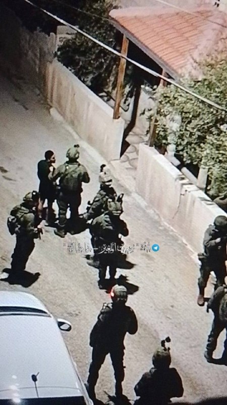 כוחות הכיבוש עוצרים צעיר במהלך פשיטה על הכפר דיר ג'ריר, מזרחית לרמאללה.