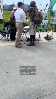 "אתה רוצח ילדים." אמריקאי מתעמת עם תומך כיבוש שניסה להפריע למשתתף בתערוכת אמנות התומכת בעזה בארצות הברית.
