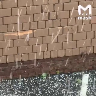 Лютый ливень с грозой накрыл Москву после жаркой недели — небо над столицей затянуло тучами, в большинстве районов раздаётся гром. Метеорологи в разговоре с Mash вангуют несколько часов интенсивных осадков, а потом — неделю кратковременных дождей в разных 