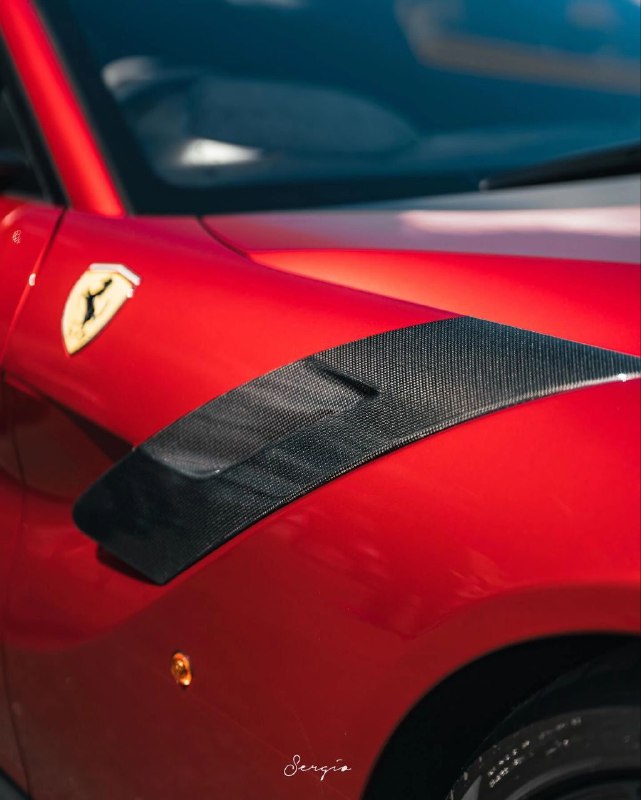 Ferrari F12tdf в цвете Rosso Monza 10
