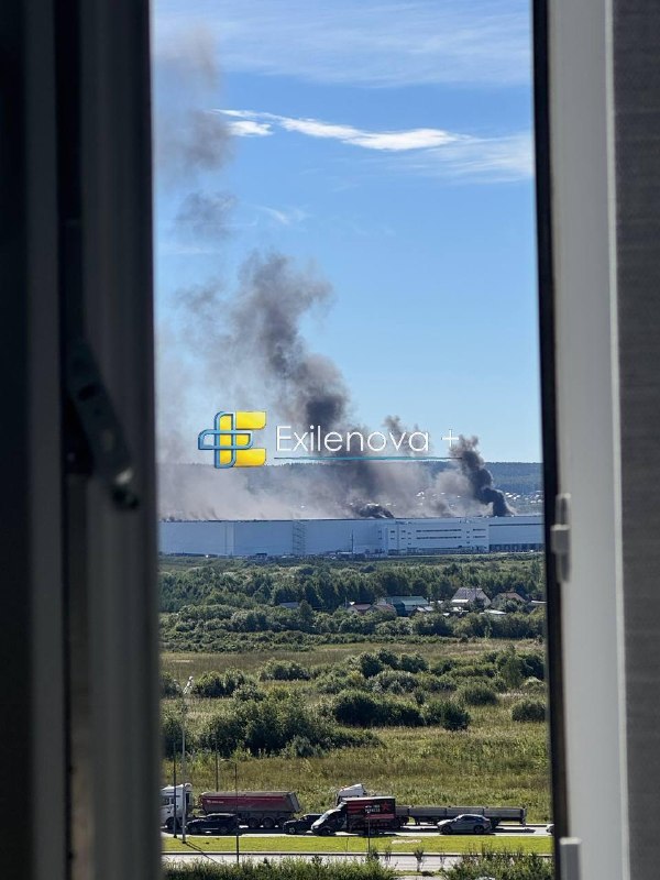 Дрони атакували Єкатеринбург, що майже за 2 тисячі кілометрів від лінії фронту, — на території складу Wildberries вирує пожежа