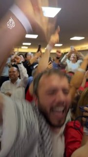 הפעיל הברזילאי טיאגו אווילה, הידוע בתמיכתו בפלסטין, חוגג את ניצחונו של הנשיא לולה דה סילבה לכהונה רביעית כנ…