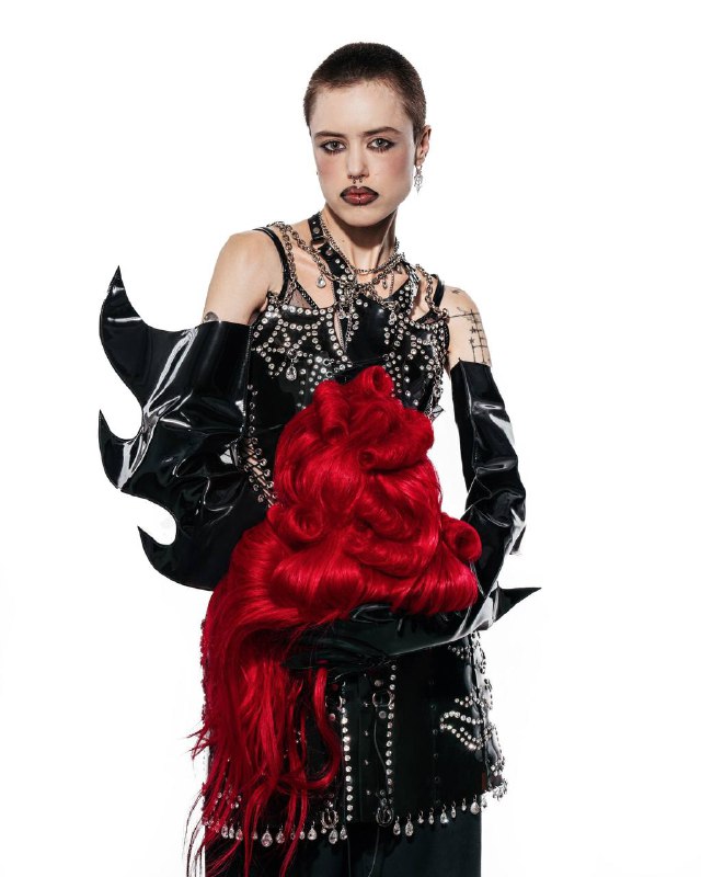 Съемка «панк 18 века» или «Антуанетта в конверсах», не сложно догадаться по теме, что мы выбрали работу с париками. Долго думала и в итоге решила — пора делиться знаниями о париках с другими мастерами. Мы фантазируем на тему, что было под париками, если бы дворяне были панками.Мода на парики началась с Людовика XIV, который носил их из-за облысения, а придворные были обязаны следовать примеру правителя. Парики служили для скрытия алопеции и борьбы со вшами.  Благодаря практичности и эстетике, мода на парики распространилась по Европе,а в Россию её привёз ПётрI. В XVIII веке парики сочетали практические и декоративные функции, а их качество и сложность становились показателем социального статуса.Экстравагантные прически — важный элемент панк-культуры: объем, яркие цвета и неухоженность отражают индивидуальность и протест против потребительства.В отличие от XVIII века, где парики символизировали аккуратность и статус, панк-волосы воплощают небрежность и бунт. Общими чертами остаются сложность исполнения и объем. Это пересечение стилей наглядно проявилось в показах Вивьен Вествуд, где рококо сочеталось с гранжем.Съемка «панк 18 века» или «Антуанетта в конверсах», не сложно догадаться по теме, что мы выбрали работу с париками. Долго думала и в итоге решила — пора делиться знаниями о париках с другими мастерами. Мы фантазируем на тему, что было под париками, если бы дворяне были панками.Мода на парики началась с Людовика XIV, который носил их из-за облысения, а придворные были обязаны следовать примеру правителя. Парики служили для скрытия алопеции и борьбы со вшами.  Благодаря практичности и эстетике, мода на парики распространилась по Европе,а в Россию её привёз ПётрI. В XVIII веке парики сочетали практические и декоративные функции, а их качество и сложность становились показателем социального статуса.Экстравагантные прически — важный элемент панк-культуры: объем, яркие цвета и неухоженность отражают индивидуальность и протест против потребительства.В отличие от XVIII века, где парики символизировали аккуратность и статус, панк-волосы воплощают небрежность и бунт. Общими чертами остаются сложность исполнения и объем. Это пересечение стилей наглядно проявилось в показах Вивьен Вествуд, где рококо сочеталось с гранжем.