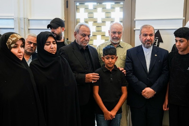 دیده بان شهر: 📷 تصاویر دیگری از حضور قالیباف با تعدادی از رزمندگان و فرماندهان جبهه مقاومت بر سر مزار شهید ابومهدی المهندس 🔗 @didebans