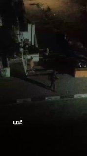 قوات الاحتلال تحتجز أباً في الخليل وتمنعه من علاج طفله