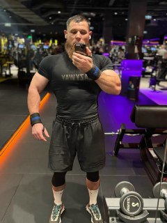 В Рыбинске фитнес-тренер ударил незнакомую девушку ногой в живот — неадеквату показалось, что она не уступила дорогу его спутнице.33-летний Иван Буянов и его подруга выходили из магазина и столкнулись в дверях с 20-летней покупательницей. Качку не понравил