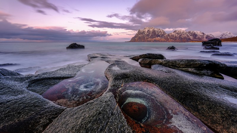 Where the land stares backThe Dragon's Eye rock formation at Uttakleiv Beach, Norway (© reisegraf/Getty Images)