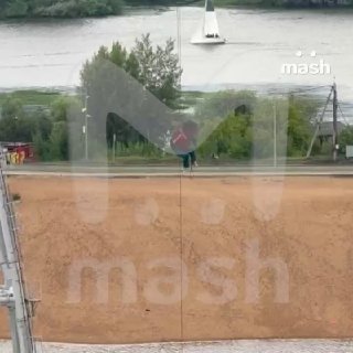 Еще четверых человек эвакуировали из второй кабинки, застрявшей на канатной дороге в Нижнем Новгороде. Среди застрявших были две маленьких девочки примерно семи лет, кроме того спустили двух девушек. Сейчас эвакуируют пятого пассажира, людей спускают на кр