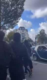 🇫🇷 בקלמארט, בפרברים הדרום-מערביים של פריז, צעירים מהגרים התעמתו עם המשטרה. בתגובה השתמשה המשטרה בגז מדמיע