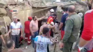 שני ילדים חולצו מתחת להריסות ופונו לבית החולים כתוצאה מהתוקפנות האמריקנית על קשם, בעוד המאמצים ממשיכים לחלץ…