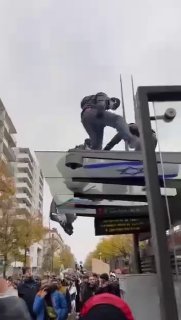 התנועה חזרה לצרפת. ערבים ושחורים החלו לשרוף את דגלי ישראל וארצות הברית, וכן ביצעו הוצאות להורג סמליות של מק…