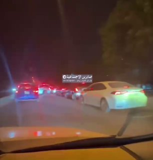 🔴 עומס המכוניות עד אור הבוקר בתחנות הדלק באזור אל-אמריה במרכז בגדד.
