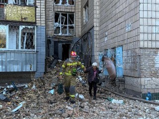 В результате обстрела Киева погибли 12 человек и еще более 30 пострадали, сообщили в ГСЧС Украины. Завтра, 21 августа, в городе объявлен день траура.В Киевской области один погибший и семеро пострадавших, передает ведомство.Мэр Кличко пишет, что в Киеве по