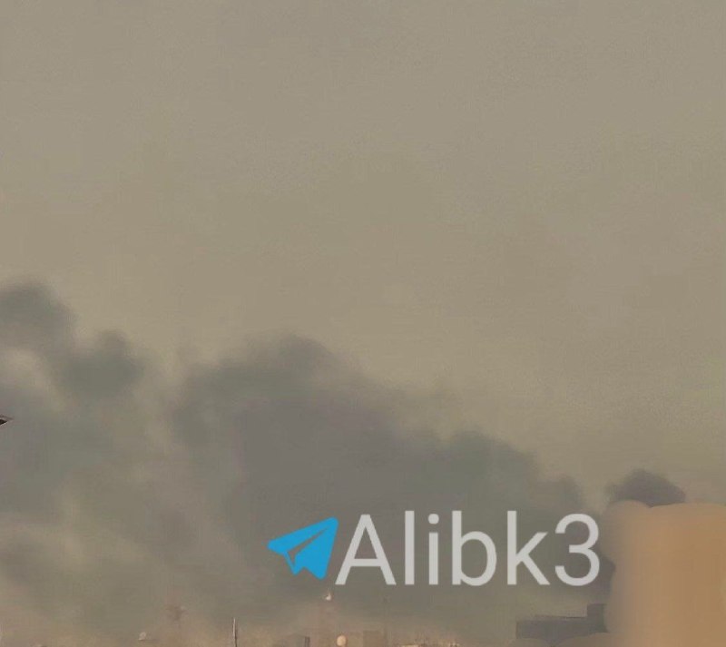 תמרות עשן ממשיכות לעלות מבסיס הצי החמישי של ארה"ב בבחריין.