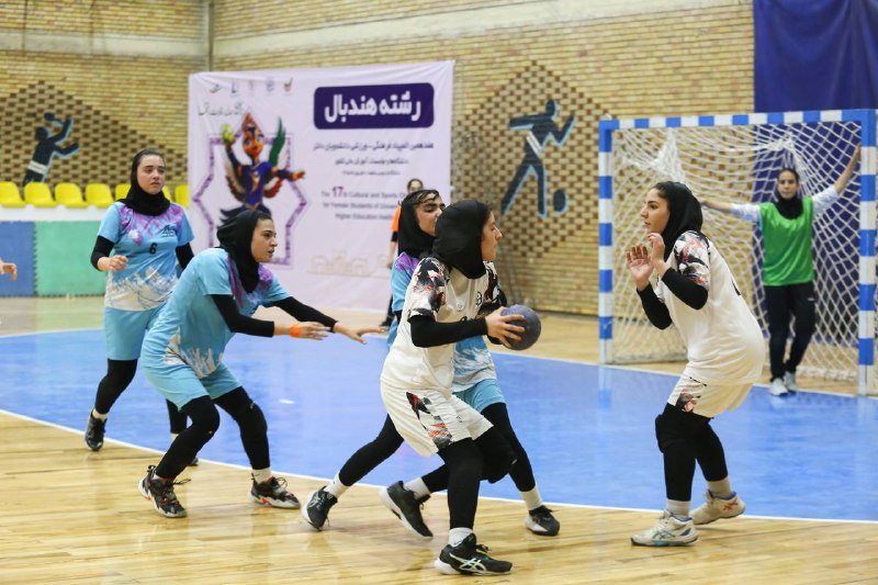 پایگاه اطلاع رسانی ورزش دانشگاه فردوسی مشهد: 🤾 گزارش روز سوم مسابقات هندبال🔹رقابت‌های هندبال در سومین روز برگزاری، مورخ ۷ شهریورماه ۱۴۰۵، با انجام ۴ دیدار پیگیری شد 