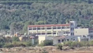 דחוף: מזל"ט כיבוש מפיל חומרי נפץ על גג בית הספר הציבורי אל-מנצורי לקראת פיצוץ בדרום לבנון