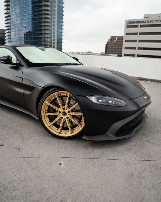 Aston Martin Vantage 4