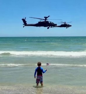 שר ההגנה האמריקאי: הוסרה השעיית טייסי אפאצ'י שטסו נמוך לטקס "אמריקה 250"
