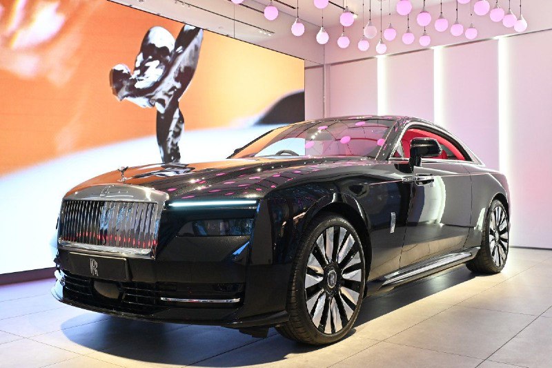 Генеральный директор Rolls-Royce заявил, что его сверхбогатые клиенты не стремятся покупать электром
