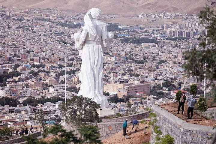 دختران حوا: پدری کورد از دیار سردشت تصویر بسیار غم‌انگیز این پدر که در غم فرزندانش اینگونه ویران‌ شده‌است، تداعی کننده‌ی پدری دیگر ا