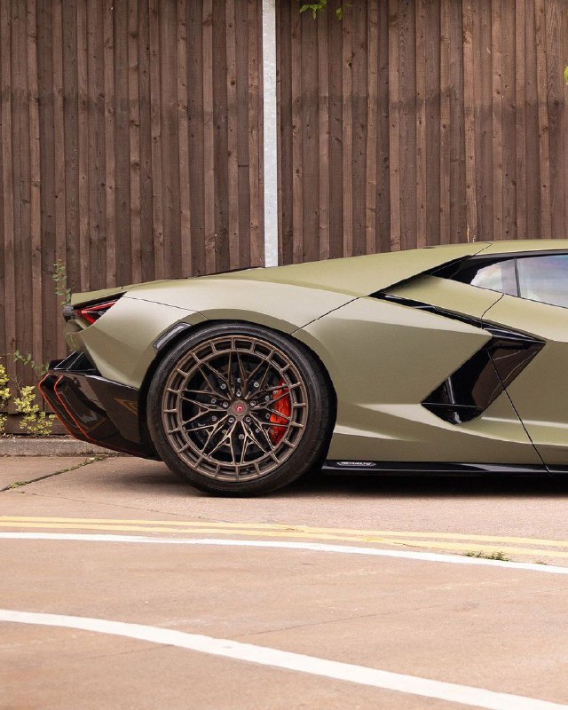 Lamborghini Revuelto 5