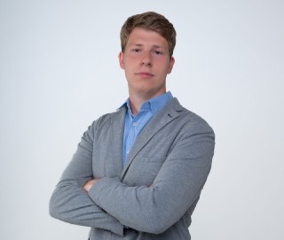 Кандидатов от «Яблока» не допустили до выборов из-за акций иностранных компаний, которые они не могут продать из-за санкций. Наличие западных бумаг ранее не помешало регистрации члена главной пятерки от «ЕР»Территориальная избирательная комиссия № 35 отказ