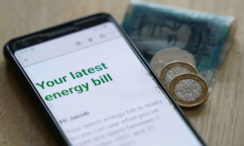 The Independent: Millions of British households welcome winter with debts to energy companies According to a survey, more than 9 million households in the UK are on the verge of entering the winter season, while they owe money to their energy company or have no credit or a positive balance in their account. The research conducted by Yusevich shows that two out of five households (40%) are more worried about paying for energy this winter compared to last year. Automatic payments through direct withdrawal from the bank account are designed so that customers can accumulate credit in their account during the summer and use it to cover higher energy costs in the winter.