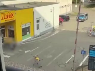 🏴󠁧󠁢󠁥󠁮󠁧󠁿 A knife-wielding man charged at police inside an apartment building in England and was immediately tased, sending him headfirst into a metal railing.The incident was recorded by a Ring camera on July 12.Follow us -> LiveLeak