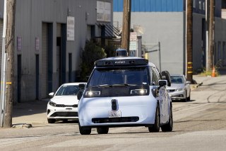 Bloomberg: Waymo выпускает новый автономный автомобиль, разработанный специально для роботакси– Новый автомобиль Ojai будет работать внутри Калифорнии и Аризоны– Четырехместный минивэн Waymo разработала при помощи Zeekr– Партнерство Waymo и китайской Zeekr