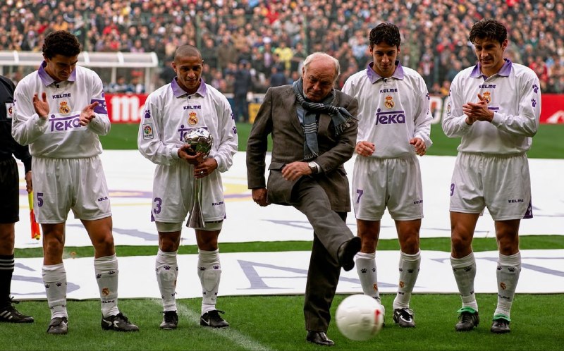 Real Madrid Phantoms: عکس مربوط به سال 1998از سمت چپ مانوئل سانچیسکارلوس،رائول گونزالس، داوور شوکردر اخر اسطوره آلفردو دیاستفانو 🤍#فانتوم_نوس