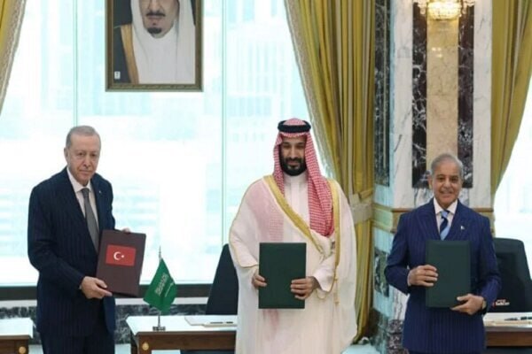 خبرگزاری مهر: احتمال پیوستن یک کشور دیگر به توافق دفاعی مکه🔺بشیر عبدالفتاح کارشناس مصری در مرکز پژوهشهای راهبردی الاهرام تاکید کرد که 