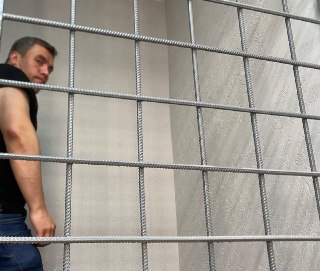 В Саратове задержан кандидат в депутаты Госдумы от КПРФ Николай Бондаренко, сообщается в его телеграм-канале.Бондаренко сказал «Ведомостям», что сотрудники полиции доставили его в суд. Что стало поводом для задержания, не уточняется.Бондаренко — один из са