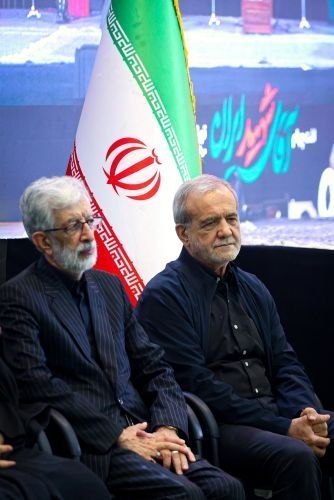 روزنامه ایران: ⭕ گزارش تصویری از حضور فرزندان رهبر شهید انقلاب و مسئولان در مراسم بزرگداشت چهلم «آقای شهید ایران»@irannewspaper⭕ گزارش