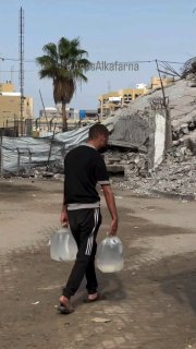 מדרגות עייפות, וליטרים של מים שקשה לסחוב כך נראה הסבל של חיפוש מים בעזה, שבה השגתם הפכה לנטל יום יומי.