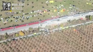 ️🇪🇸 צילומים מראים את המשמר האזרחי של ספרד פורס מגוון רחב של יחידות חירום לאתר תאונת הרכבת במחוז טולדו.
